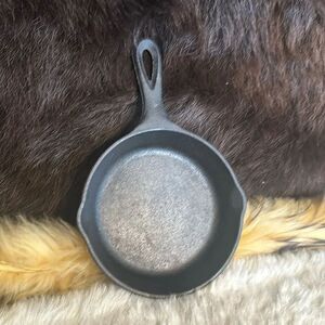Lodge cast-iron pan (7003)